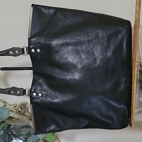 KENNETH COLE 🥰EXTRA LARGE 😍BLACK LEATHER TOTE BAG 🖤🐢 - Picture 3 of 16